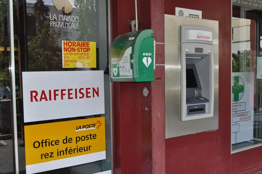 Défibrillateur installé en façade à côté d'une agence bancaire, quartier de Beaumont.